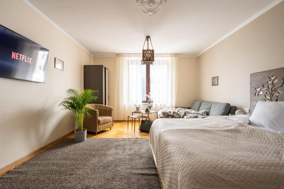 Bed, TV and multimedia, Photo of the whole room, Bedroom