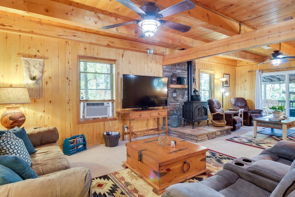Spacious ‘Sherwood Forest Cabin’ w/ Hot Tub! Cabin in Pinetop-Lakeside