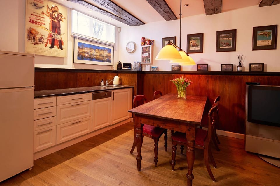 Dining area, Non alcoholic drinks, oven
