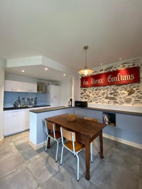 Kitchen or kitchenette, Dining area