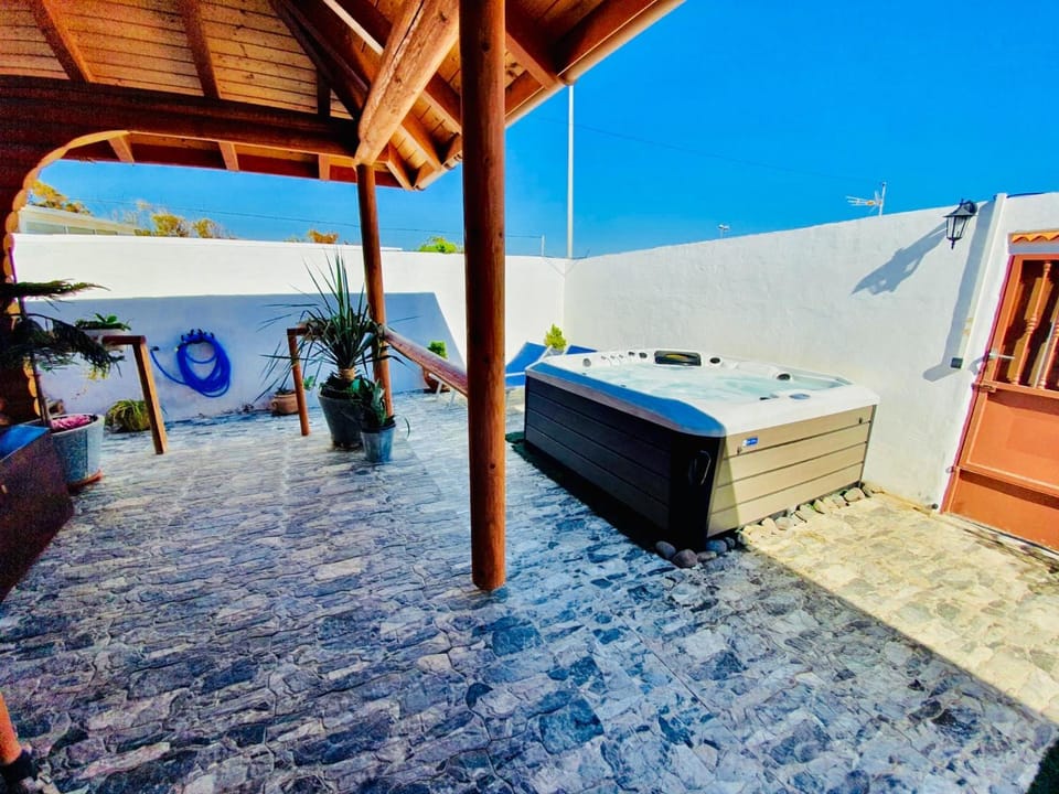 BBQ facilities, Hot Tub, Solarium, Balcony/Terrace, Banquet/Function facilities, Swimming pool