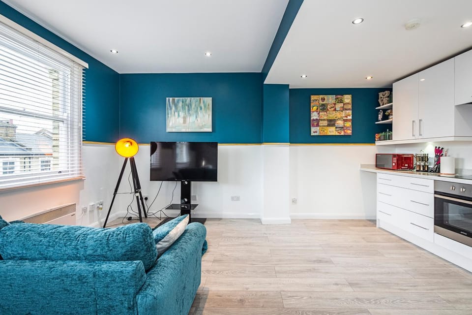 Communal lounge/ TV room, TV and multimedia, Kitchen or kitchenette, Living room, Seating area, Dining area, oven, stove