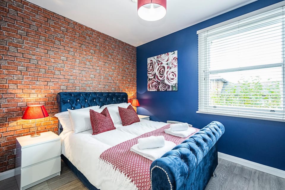 Bed, View (from property/room), Photo of the whole room, Bedroom, City view, heating