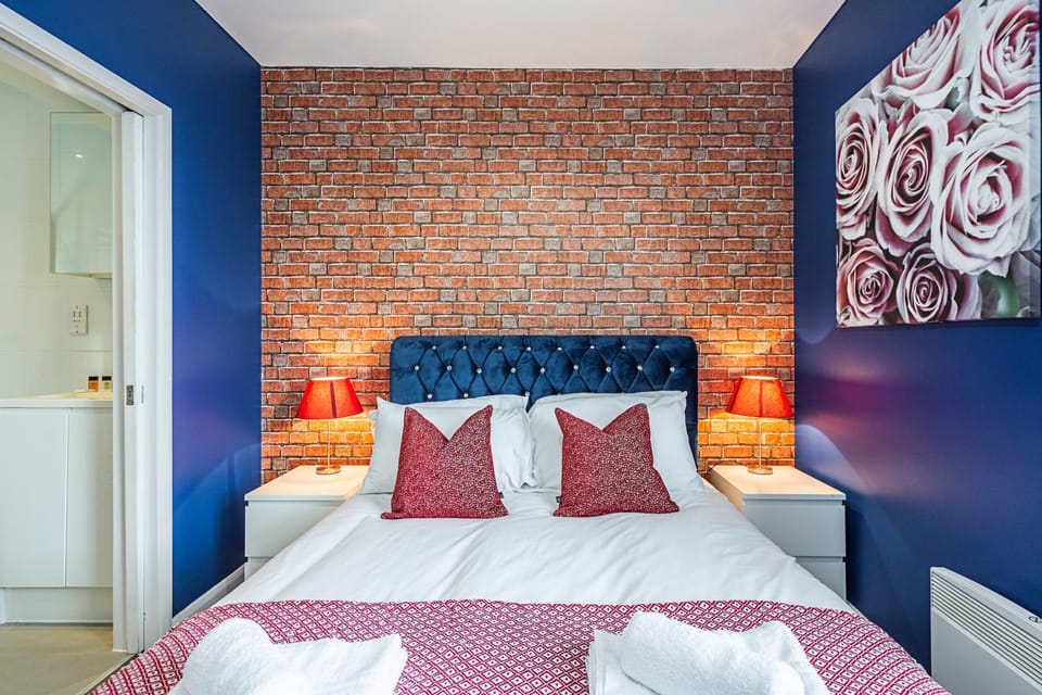 Bed, Photo of the whole room, Decorative detail, Bedroom, wardrobe
