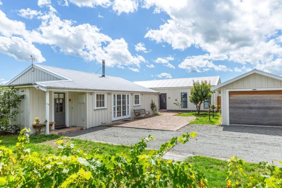 Émigré Martinborough - The Wine Shed & Lodge House in Martinborough