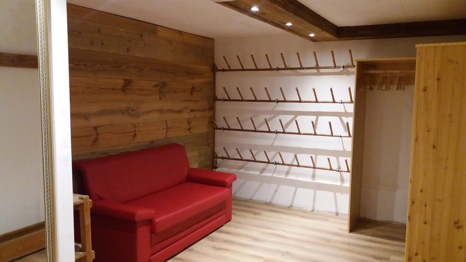 Skiing, Decorative detail, Hiking, Cycling, Internal: Not applicable to any particular room