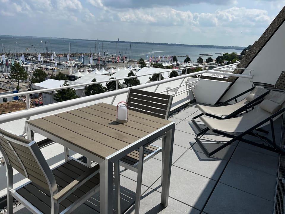 View (from property/room), Balcony/Terrace, Sea view, sunbed