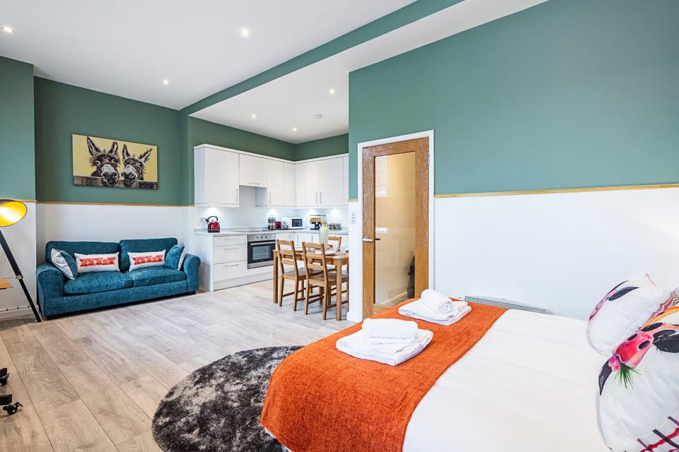 Bed, Kitchen or kitchenette, Living room, Photo of the whole room, Seating area, Bedroom, towels