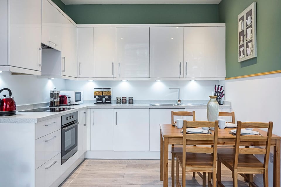 Kitchen or kitchenette, Dining area, Communal kitchen, Family, microwave, oven, stove, toaster