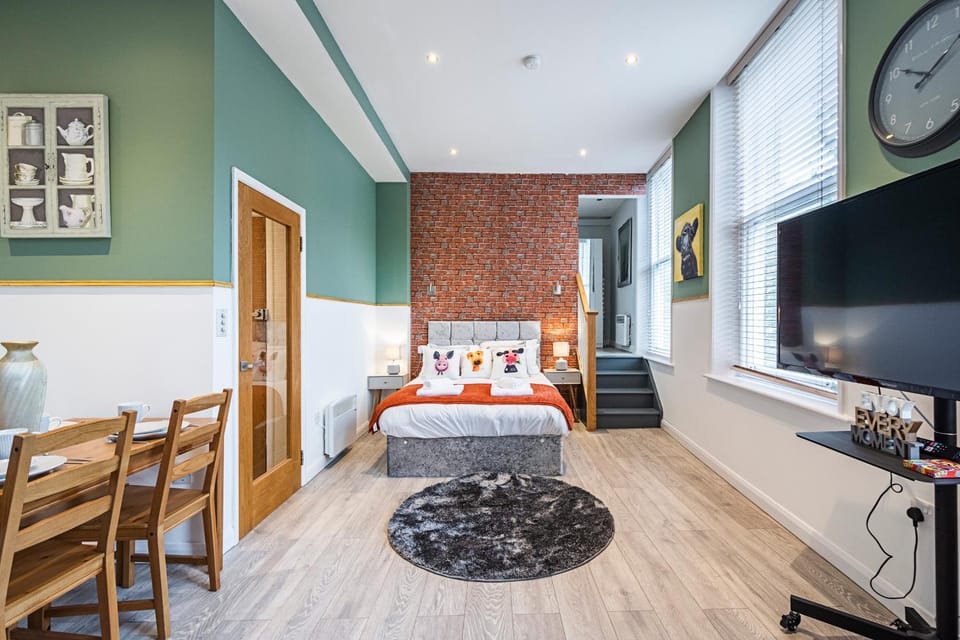Property building, Communal lounge/ TV room, Bed, TV and multimedia, Living room, Photo of the whole room, Seating area, Dining area, Evening entertainment, Bedroom