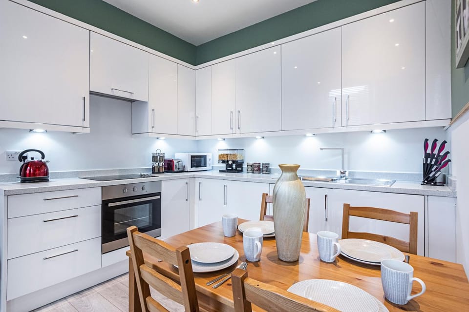 Kitchen or kitchenette, Dining area, Communal kitchen, microwave, oven, toaster