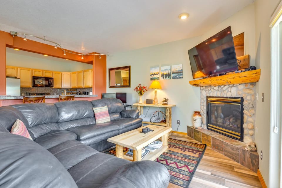 Cozy Condo w/ Views, 3 Mi to Winter Park Resort! House in Fraser