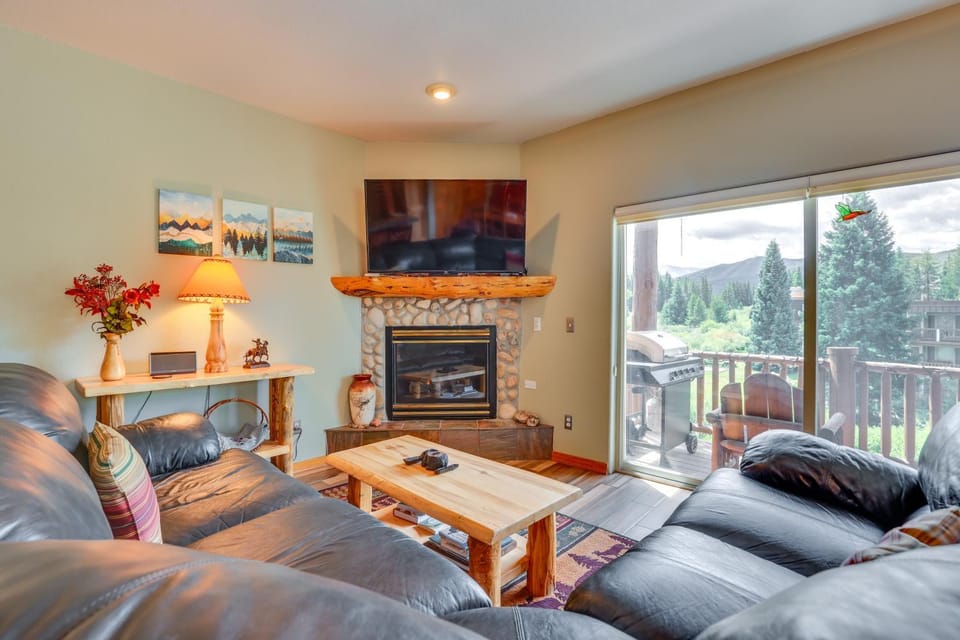 Cozy Condo w/ Views, 3 Mi to Winter Park Resort! House in Fraser