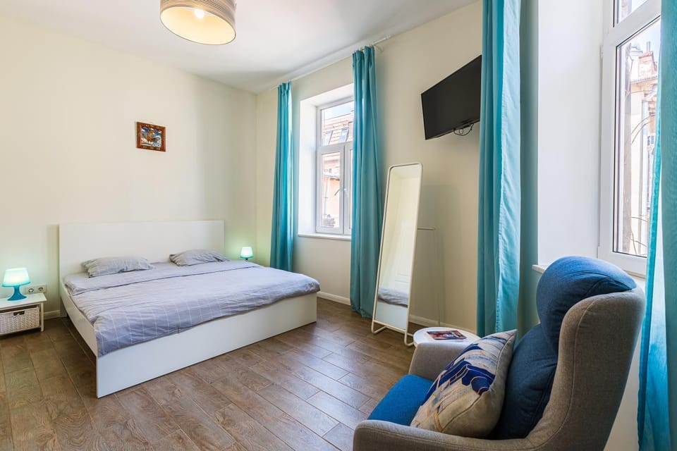 Bed, TV and multimedia, Living room, Photo of the whole room, Seating area, Bedroom