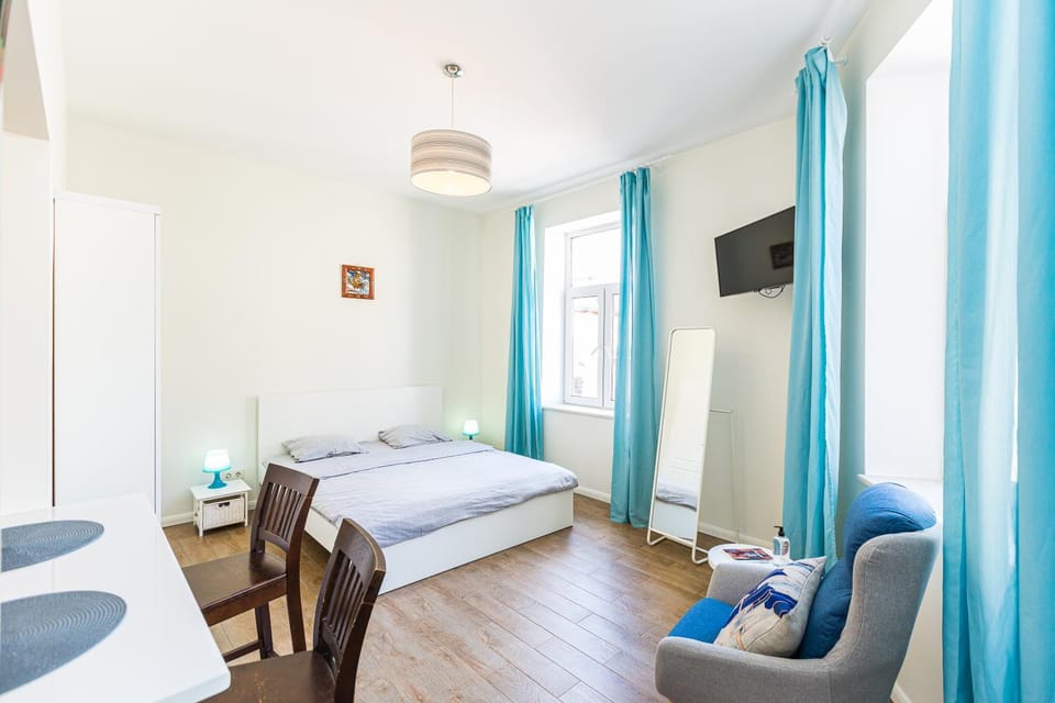 Communal lounge/ TV room, Bed, TV and multimedia, Living room, Photo of the whole room, Seating area, Bedroom, hair dresser