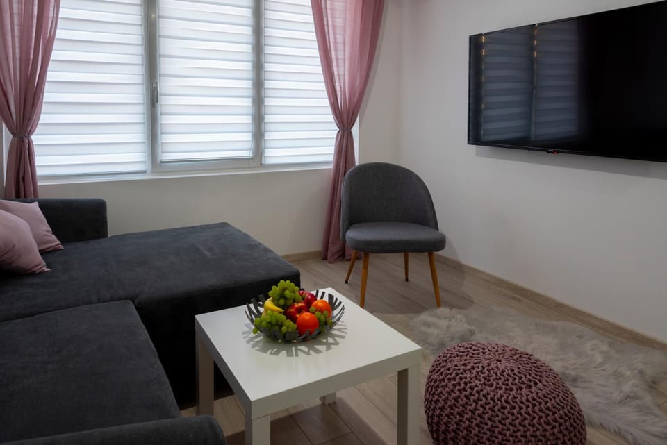 Communal lounge/ TV room, TV and multimedia, Seating area