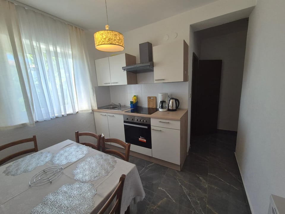 Coffee/tea facilities, Kitchen or kitchenette, Photo of the whole room, Dining area, oven, stove