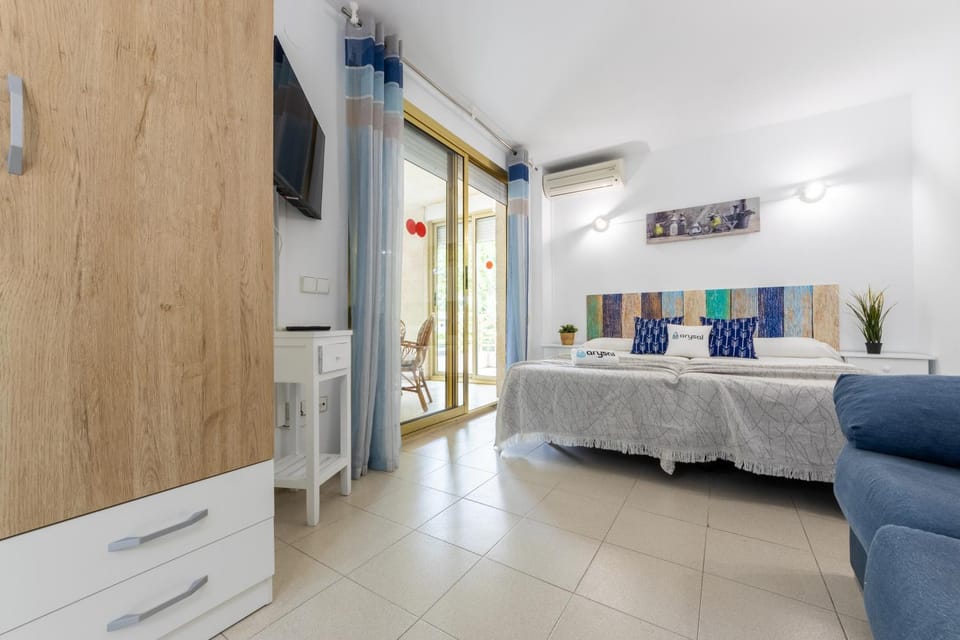 Bed, Seating area