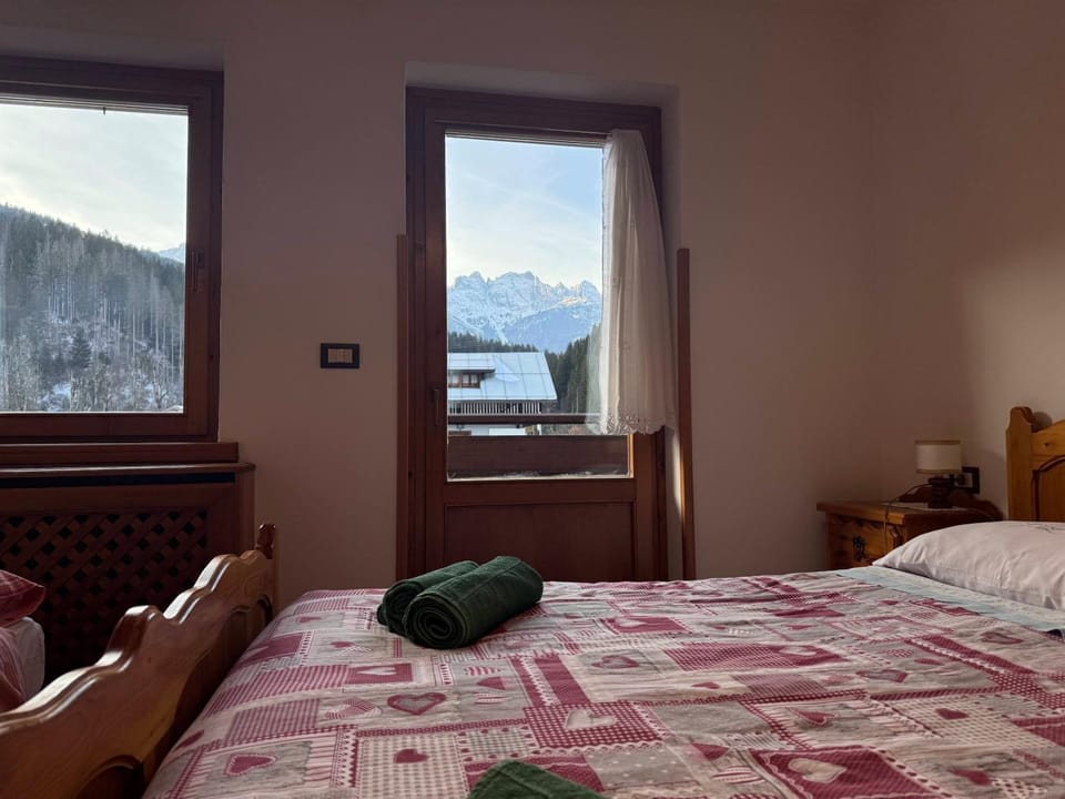 Bed, Bedroom, Mountain view