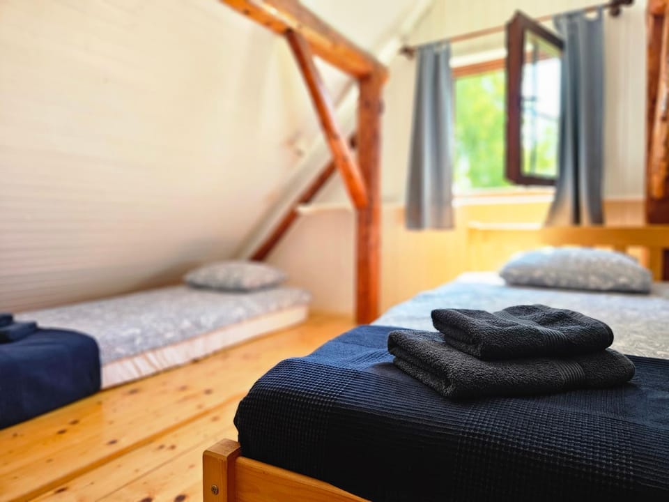 Bed, Decorative detail, Bedroom, towels