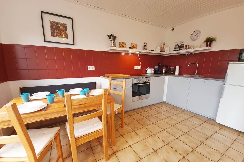Kitchen or kitchenette, Dining area, pet friendly, stove