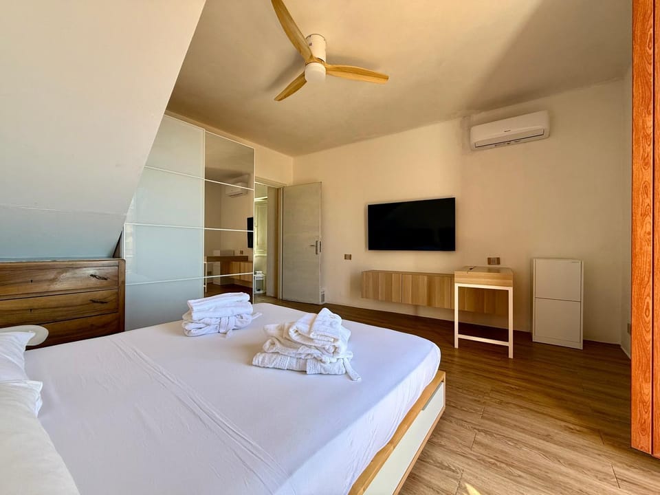 Bed, TV and multimedia, Photo of the whole room, Bedroom, air conditioner