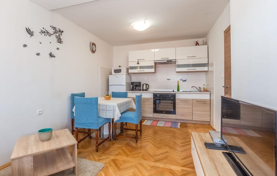 Kitchen or kitchenette, Seating area, Dining area