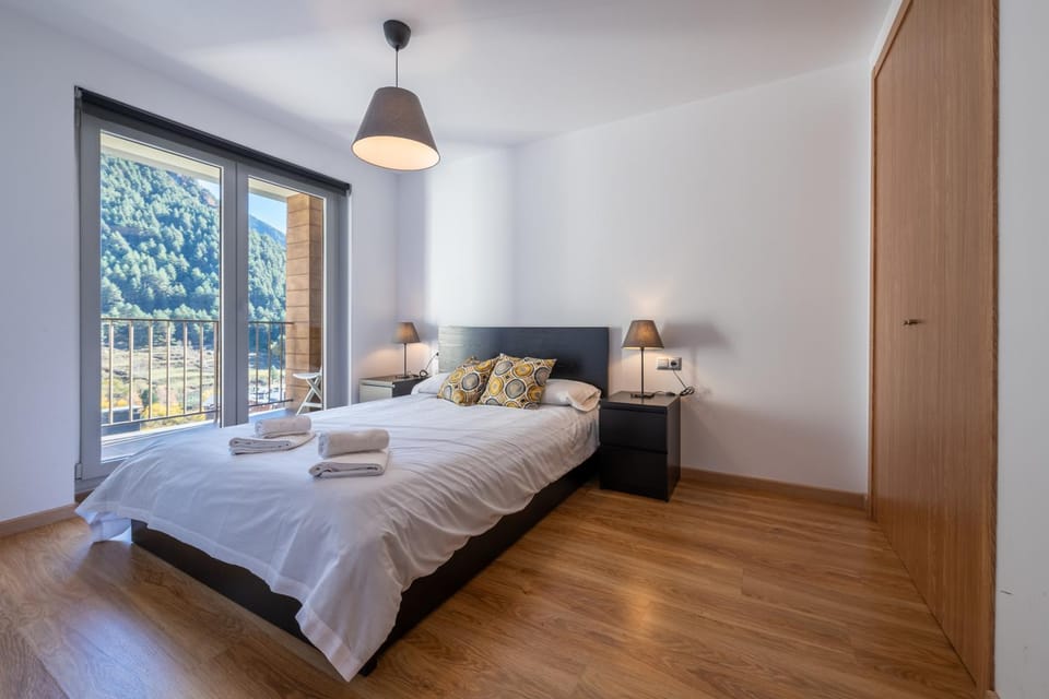 Barthe Holidays I Apartamento moderno en Arinsal 4PAX a pie de pistas, balcón con vistas y parking I Bosque Apartment in Arinsal