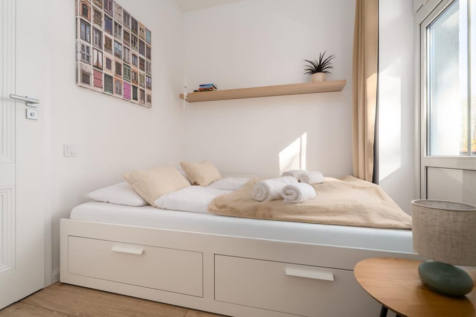 Bed, Photo of the whole room, Bedroom, towels