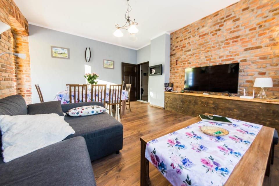 TV and multimedia, Living room, Photo of the whole room, Seating area, Dining area