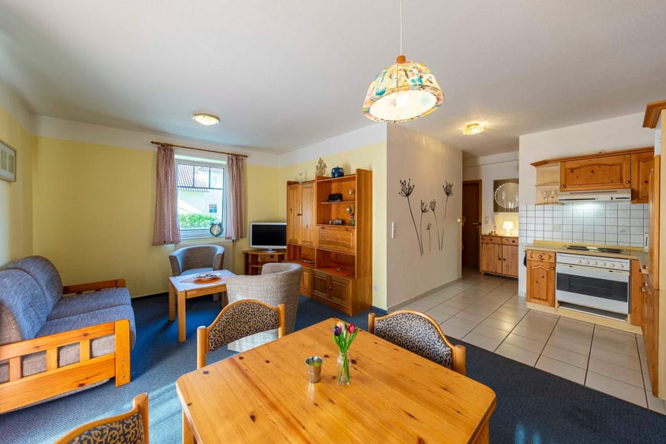 Kitchen or kitchenette, Living room, Seating area, Dining area