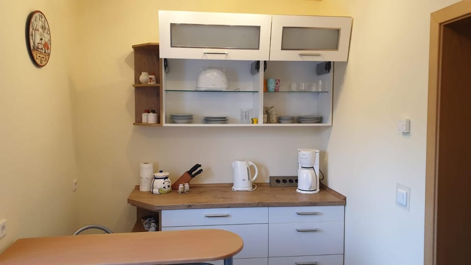 Coffee/tea facilities, Kitchen or kitchenette, Seating area