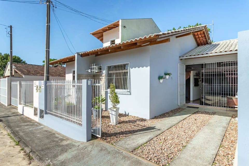 Linda casa a 150m da praia e prox ao Beto Carrero House in Penha
