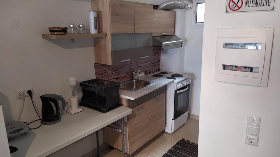 Celia`s Studio Apartment in Nea Peramos