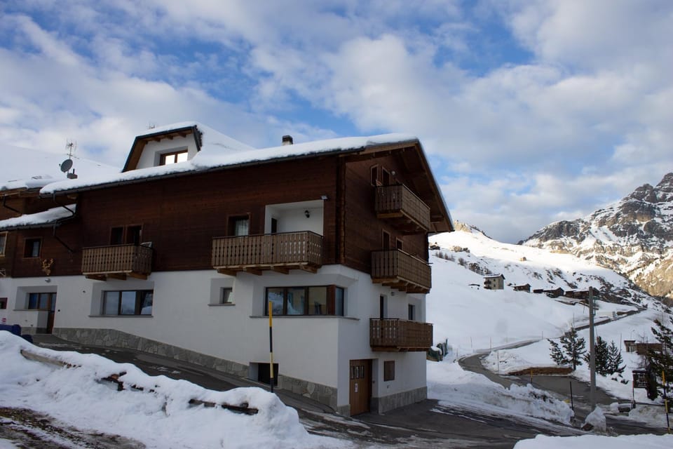 Facade/entrance, Winter, Mountain view, Street view
