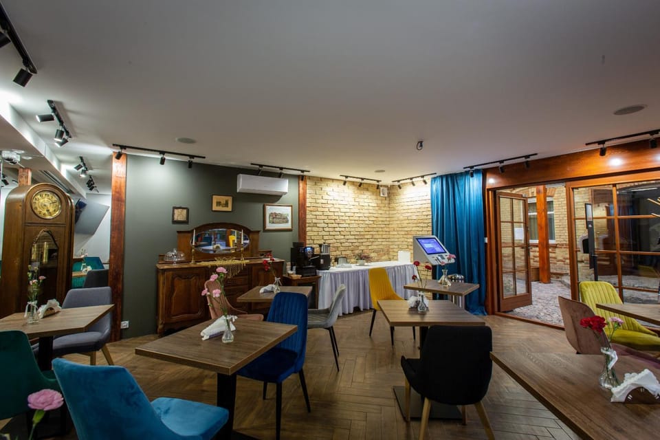 Living room, Banquet/Function facilities, Seating area, Dining area