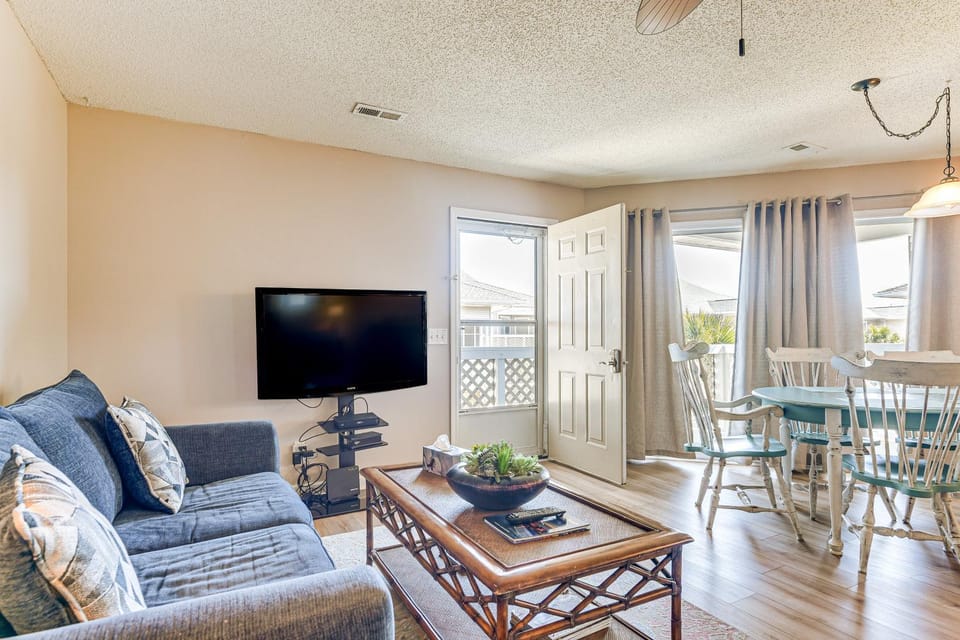 Walk to Beach: North Myrtle Condo! House in North Myrtle Beach