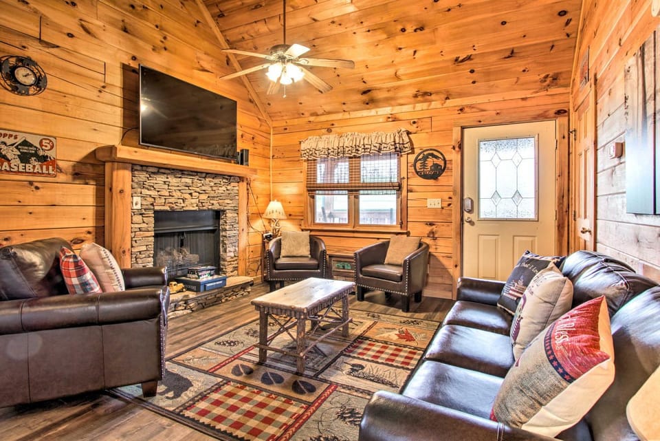Pigeon Forge Cabin w/ Hot Tub & Mountain Views! Cabin in Pigeon Forge