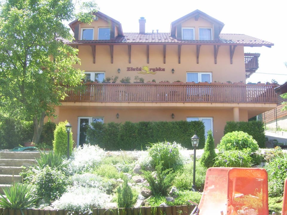 Property building, Facade/entrance, Garden