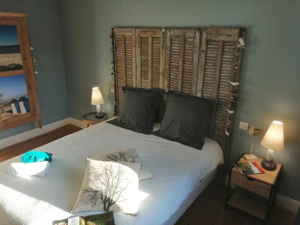 Bed, Photo of the whole room, Bedroom, towels, air conditioner