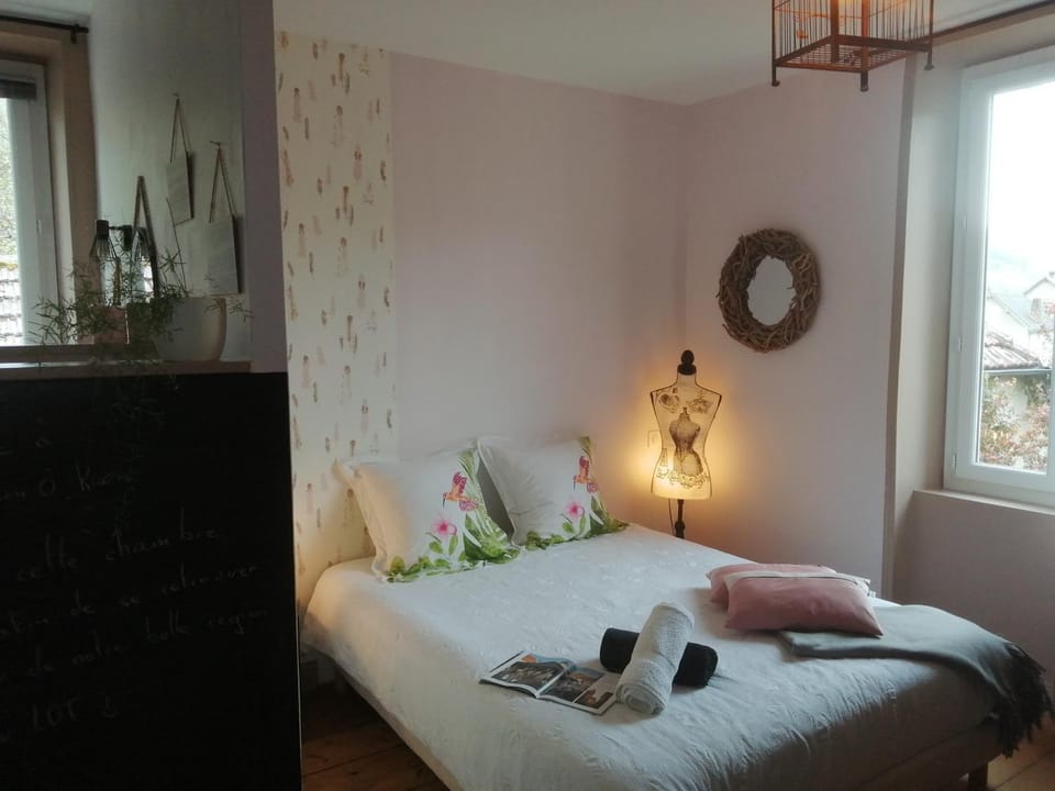 Bed, Photo of the whole room, Bedroom, children, young children, Family, towels, air conditioner