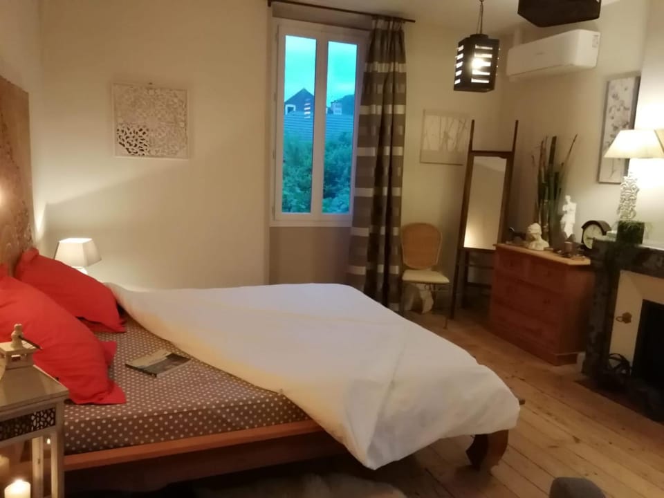 Bed, Night, Photo of the whole room, Bedroom, air conditioner