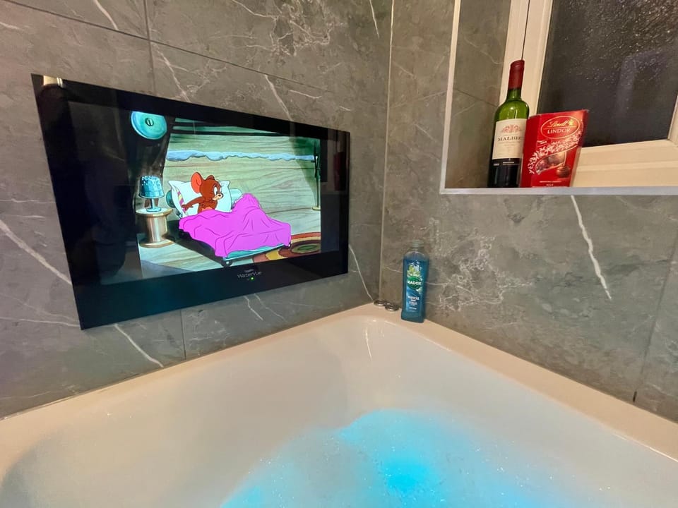 The Lansdowne Hideaway - Brought to you by Coastline Retreats - Newly Refurbished Town centre, Close to beach, Large Jet bath with TV, Netflix, swing and Parking Included Apartment in Bournemouth