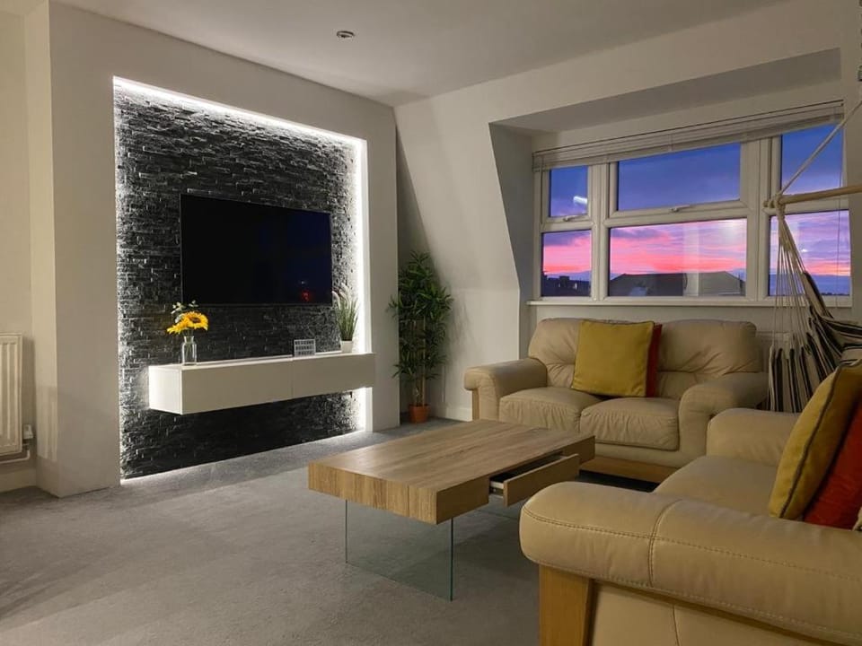 The Lansdowne Hideaway - Brought to you by Coastline Retreats - Newly Refurbished Town centre, Close to beach, Large Jet bath with TV, Netflix, swing and Parking Included Apartment in Bournemouth