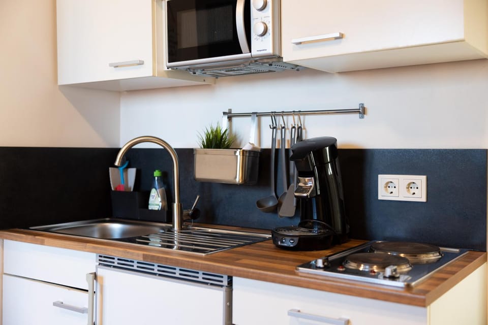 Coffee/tea facilities, Kitchen or kitchenette, stove