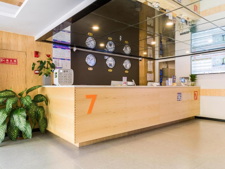 7 Days Premium Sanya Bay Haiyue Plaza Foreign Trade Road Food Street Branch Hotel in Sanya