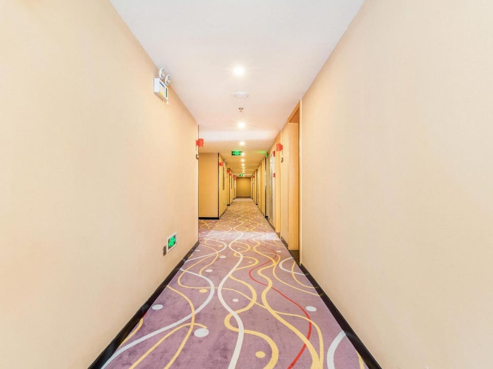 7 Days Premium Sanya Bay Haiyue Plaza Foreign Trade Road Food Street Branch Hotel in Sanya