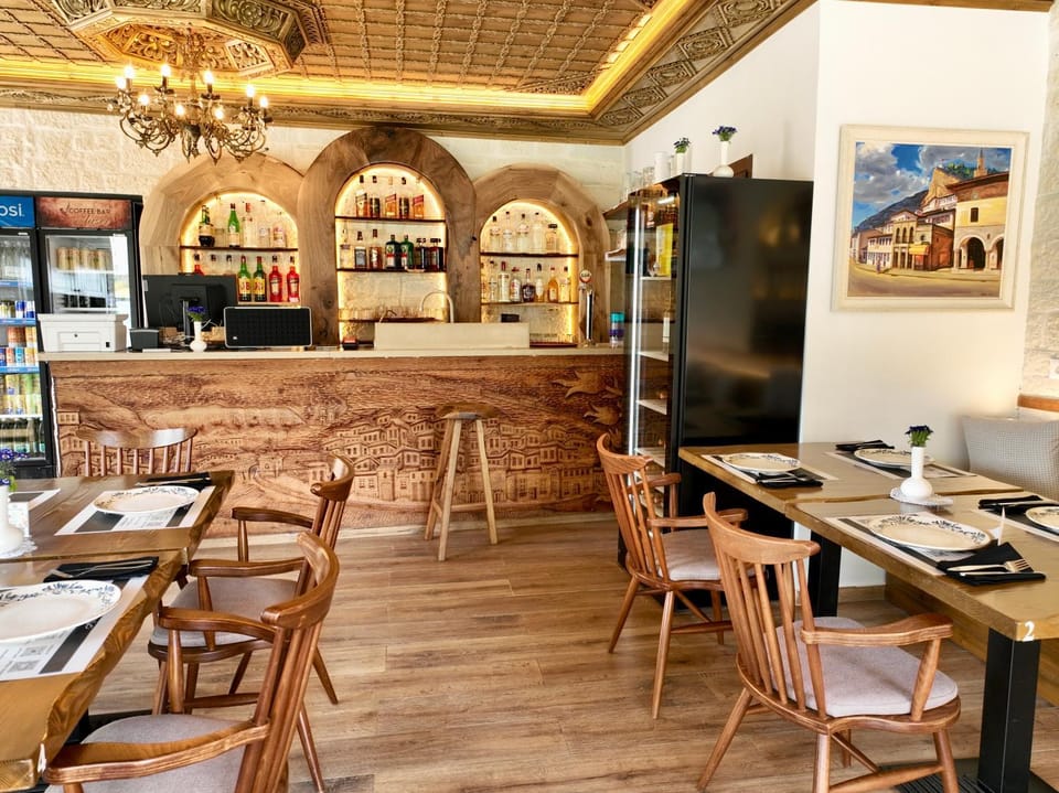 Restaurant/places to eat, Lounge or bar, Food, Drinks
