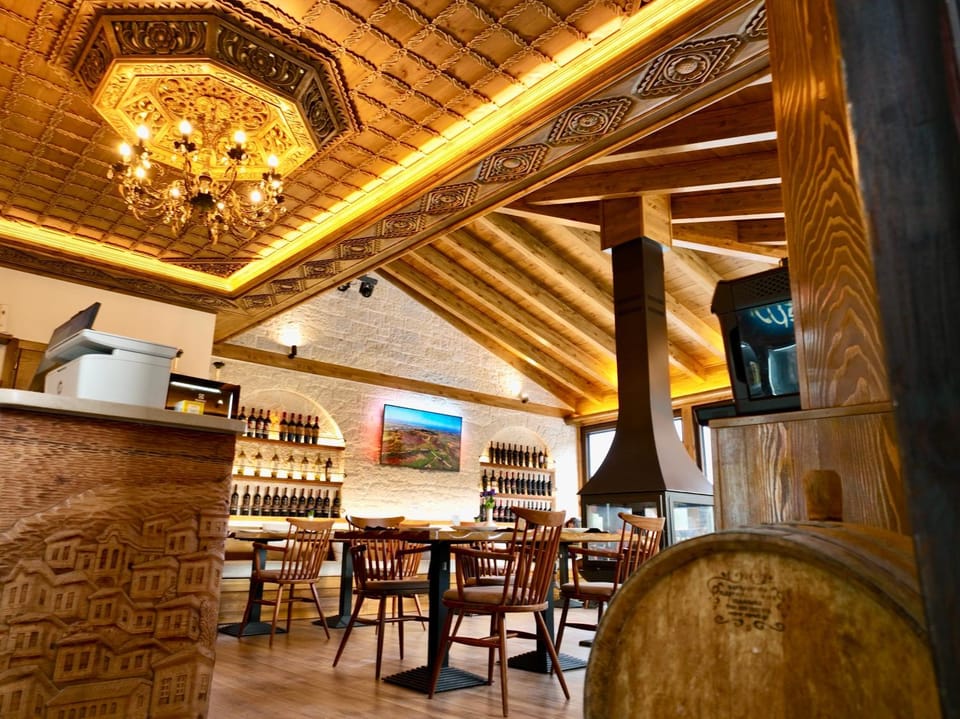Restaurant/places to eat, Food and drinks, Seating area, Food