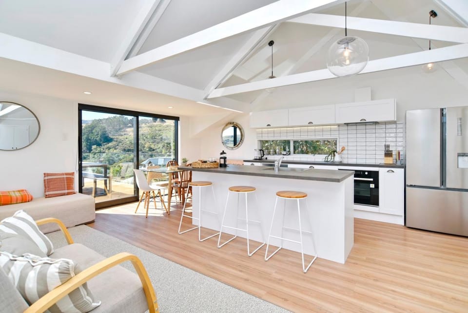 Kitchen or kitchenette, Living room, Seating area, Dining area
